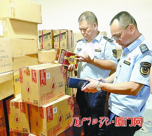 月月十九查酒 突擊檢查行動(dòng)規(guī)范海滄酒類(lèi)經(jīng)營(yíng)
